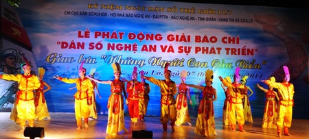Sống động những tiết mục văn nghệ trong chương trình hướng về Những người con của biển.