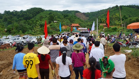 Các cụ già chống gậy, dắt nhau lên đền