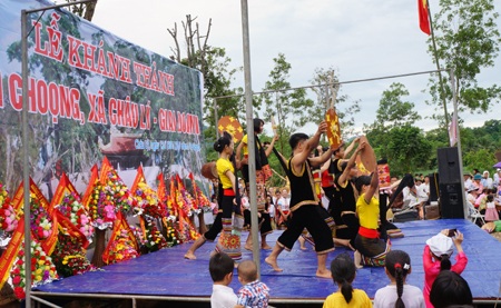 Những tiết mục văn nghệ cây nhà lá vườn mang đậm chất bản sắc văn hóa dân tộc địa phương.