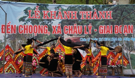 Những tiết mục văn nghệ cây nhà lá vườn mang đậm chất bản sắc văn hóa dân tộc địa phương.