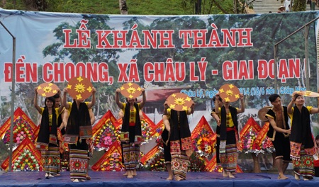 Những tiết mục văn nghệ cây nhà lá vườn mang đậm chất bản sắc văn hóa dân tộc địa phương.