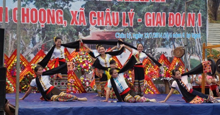 Những tiết mục văn nghệ cây nhà lá vườn mang đậm chất bản sắc văn hóa dân tộc địa phương.