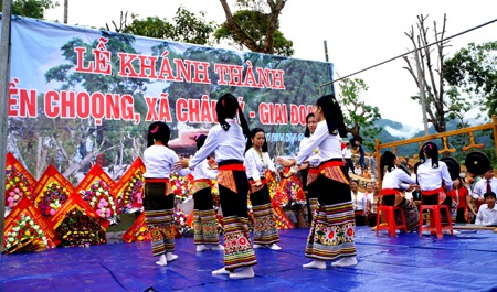 Những tiết mục văn nghệ cây nhà lá vườn mang đậm chất bản sắc văn hóa dân tộc địa phương.