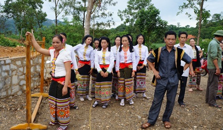 Những thiếu nữ Thái xinh xắn trong bộ váy truyền thống trong ngày lễ.