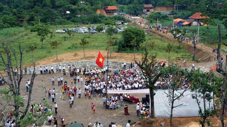 Từ trên Đền nhìn xuống dòng suối Choọng...