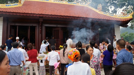 Người dân Quỳ Hợp lên đền xin ơn trong ngày khánh thành.