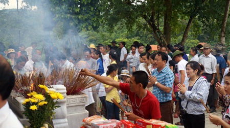 Người dân Quỳ Hợp lên đền xin ơn trong ngày khánh thành.
