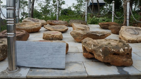 Người dân Quỳ Hợp lên đền xin ơn trong ngày khánh thành.