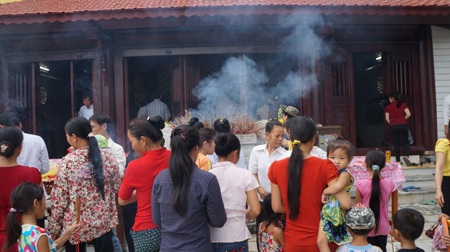 Người dân Quỳ Hợp lên đền xin ơn trong ngày khánh thành.