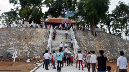 Đền Choọng được xây dựng trên một ngọn đồi cao khang trang.