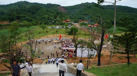 Từ trên Đền nhìn xuống dòng suối Choọng...