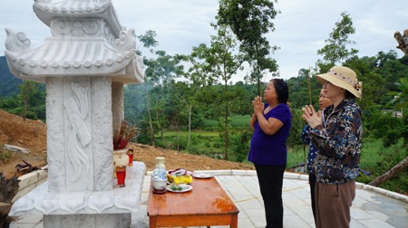 Người dân Quỳ Hợp lên đền xin ơn trong ngày khánh thành.