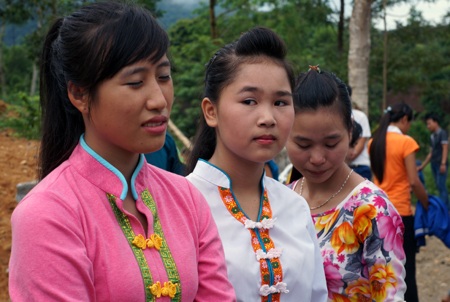 Những thiếu nữ Thái xinh xắn trong bộ váy truyền thống trong ngày lễ.