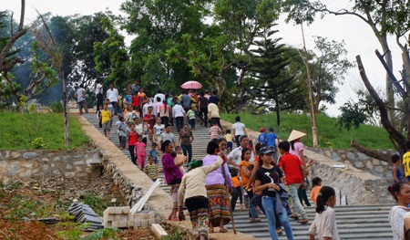 Những thiếu nữ Thái xinh xắn trong bộ váy truyền thống trong ngày lễ.