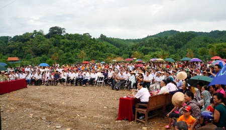 Những thiếu nữ Thái xinh xắn trong bộ váy truyền thống trong ngày lễ.