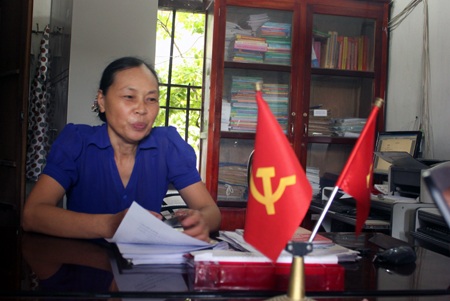 Cán bộ xã mải uống bia, quên đi làm