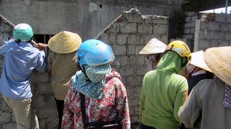 Nhiều người dân trong xã hay tin phát hiện xác chết trong nhà hoang đã tò mò kéo đến xem.