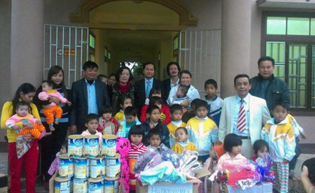 Chuyện một tổ ấm nhân đạo lưu giữ di cốt người cựu binh Mỹ - 2 Các cháu ở Trung tâm Nhân đạo Đô Lương trong ngày nhận quà của các tổ chức, cá nhân.