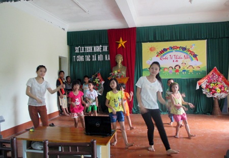 Cô giáo Trung râm luôn ân cần dạy, hướng dẫn các em học tập những bài múa...