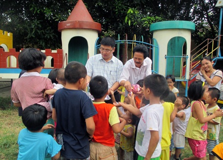 Lãnh đạo Trung tâm phát quà cho các em trong những ngày lễ.