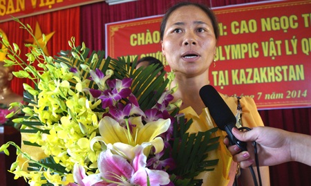 Mẹ em Cao Ngọc Thái vỡ òa trong ngày con mang vinh quang về cho Tổ quốc.