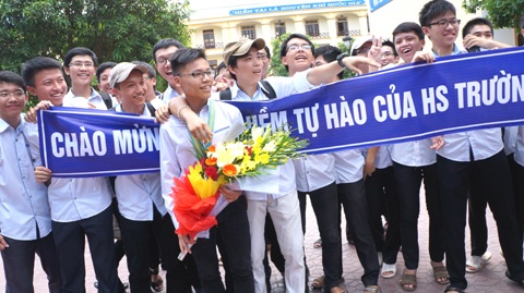 Các bạn cùng lớp đến chia sẻ niềm vui với Thái.