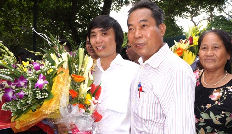 Thầy Trần Văn Ngš được đón tiếp nồng hậu trong tiếng cười vui vẻ.