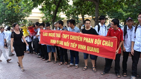 Em Cao Ngọc Thái phát biểu tại buổi lễ long trọng.