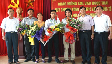 Đón "cậu bé vàng" xứ Nghệ thắng lợi trở về - 11 Lãnh đạo nhà trường phấn khởi đón tiếp thầy trò em Cao Ngọc Thái.