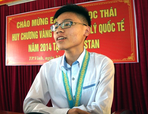 Em Cao Ngọc Thái phát biểu tại buổi lễ long trọng.