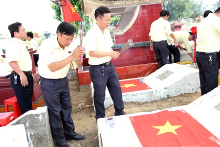 Thắp hương tri ân các liệt sĩ trước lễ khởi công.