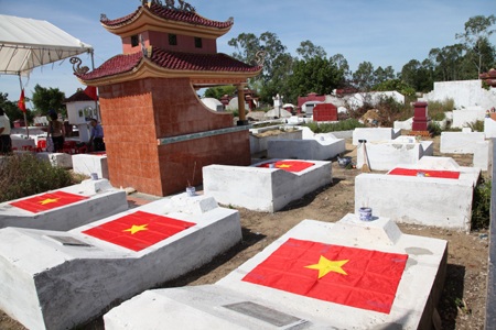 Những ngô mộ lâu nay bị lãng quên, nay đã được quan tâm chăm sóc.