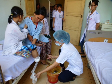 Mẹ khóc lặng nhìn con mỗi ngày rụng mất một phần cơ thể - 1 Các bác sĩ bệnh viện chăm sóc em bằng cách băng bó chỗ mõm chân bị cụt.