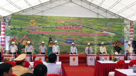 Lãnh đạo Bộ GTVT, tỉnh Nghệ An và các nhà đầu tư ấn nút động thổ dự án