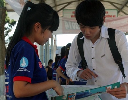 Các sinh viên viên, thanh niên tình nguyện hướng dẫn, chỉ đường cho thí sinh dự thi cụm Vinh.