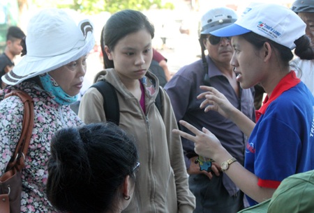 Tình nguyện viên tư vấn cho người nhà và thí sinh. 