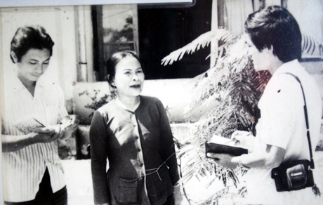  Chị Hoàng Thị Liên gặp gỡ báo chí năm 1968 tại Bến Thủy (ảnh do nhân vật cung cấp).