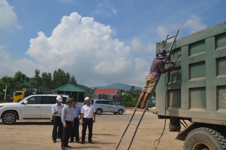 Thứ trưởng Bộ GTVT bắt cắt gọt xe “hổ vồ” tại trận - 3 Cùng đo đạc để tiến hành cắt...