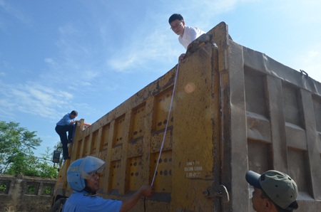 Cùng đo đạc để tiến hành cắt...