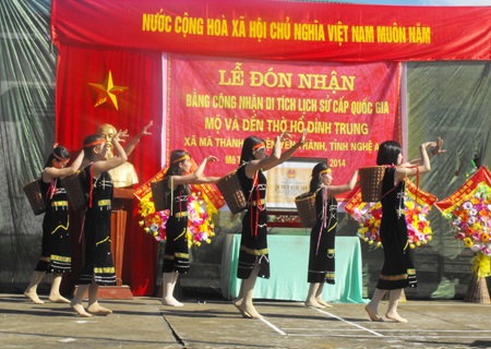 Một tiết mục văn nghệ cây nhà lá vườn.