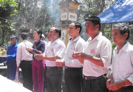 Lễ đón nhận bằng di tích lịch sử cấp Quốc gia Mộ và Đền thờ Hồ Đình Trung - 5 Một tiết mục văn nghệ cây nhà lá vườn.