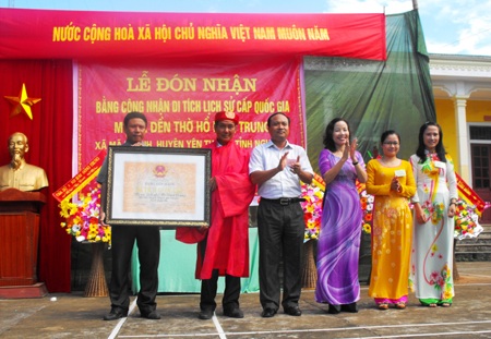 Quang cảnh buổi đón nhận bằng di tích Quốc gia cho Mộ và đền thờ Hồ Đình Trung.