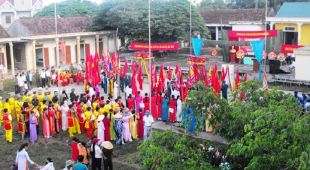 Quang cảnh buổi đón nhận bằng di tích Quốc gia cho Mộ và đền thờ Hồ Đình Trung.