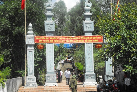 Mộ và đền thờ Hồ Đình Trung.