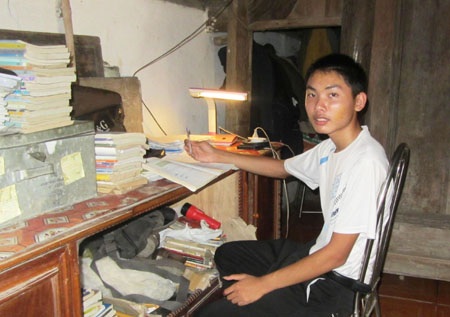 Thủ khoa Hoàng Nghĩa Bính cùng bố mẹ trước căn nhà sắp sập