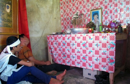 "Các bạn cố giơ tay lên kêu cứu rồi chìm dần xuống nước" - 1 Anh Nin cùng con trai bên bàn thờ đứa con xấu số