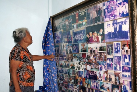 Những bức ảnh quý của bà Liên đóng thành khung và đặt ngay trên đầu giường ngủ