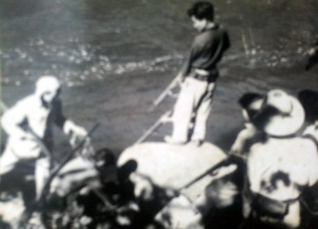 Quân và dân Nghệ An bắt sống gián điệp Mỹ.