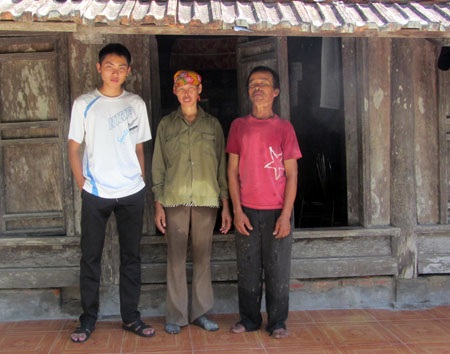 Thủ khoa Hoàng Nghĩa Bính cùng bố mẹ trước căn nhà sắp sập