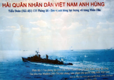 Ông Định chỉ cho chúng tôi xem bức hình những người đồng đội cũ mà ông xem như một bảo vật.